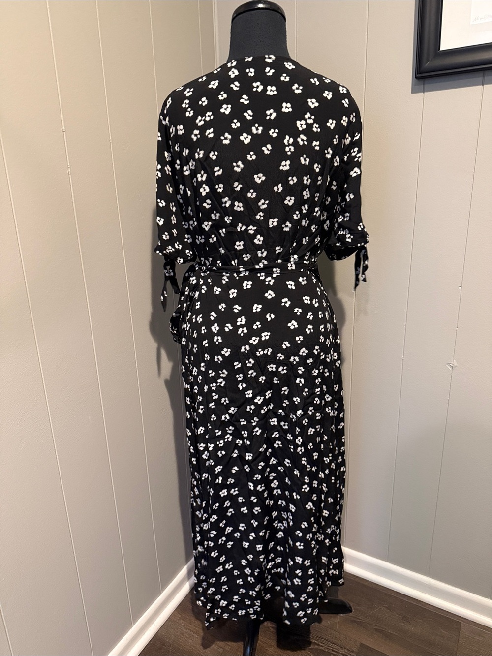 B45 Seraphine Women’s 8 Black and White Floral Wrap Maxi - Picture 3 of 8